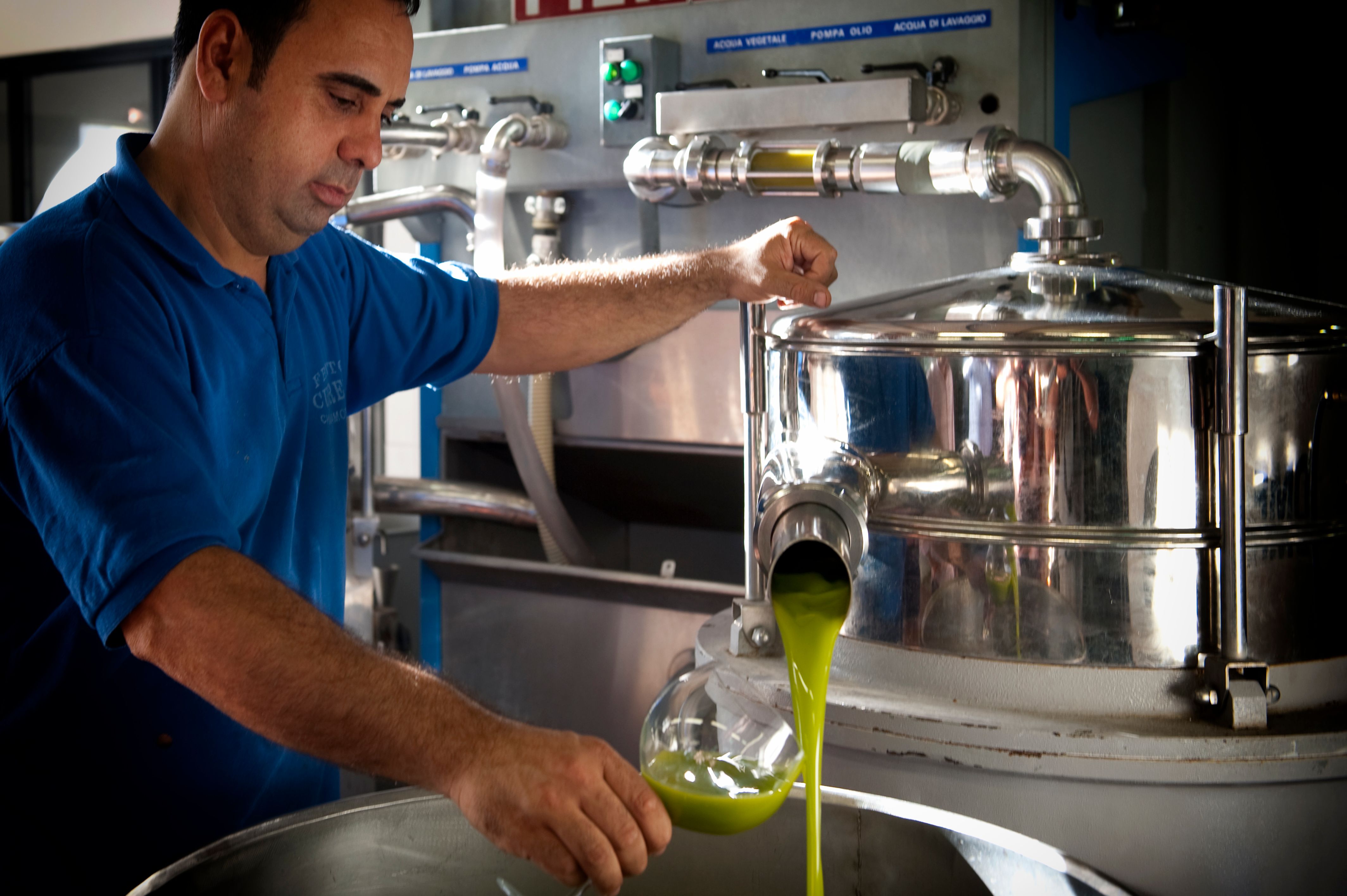 Salvatore Cutrera, de Frantoi Cutrera, prueba su aceite de oliva recién extraído