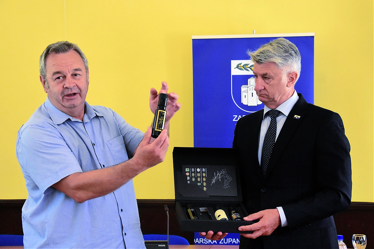 Dr. Ivica Vlatković donates his award-winning oil to Božidar Longin, Zadar County Prefect