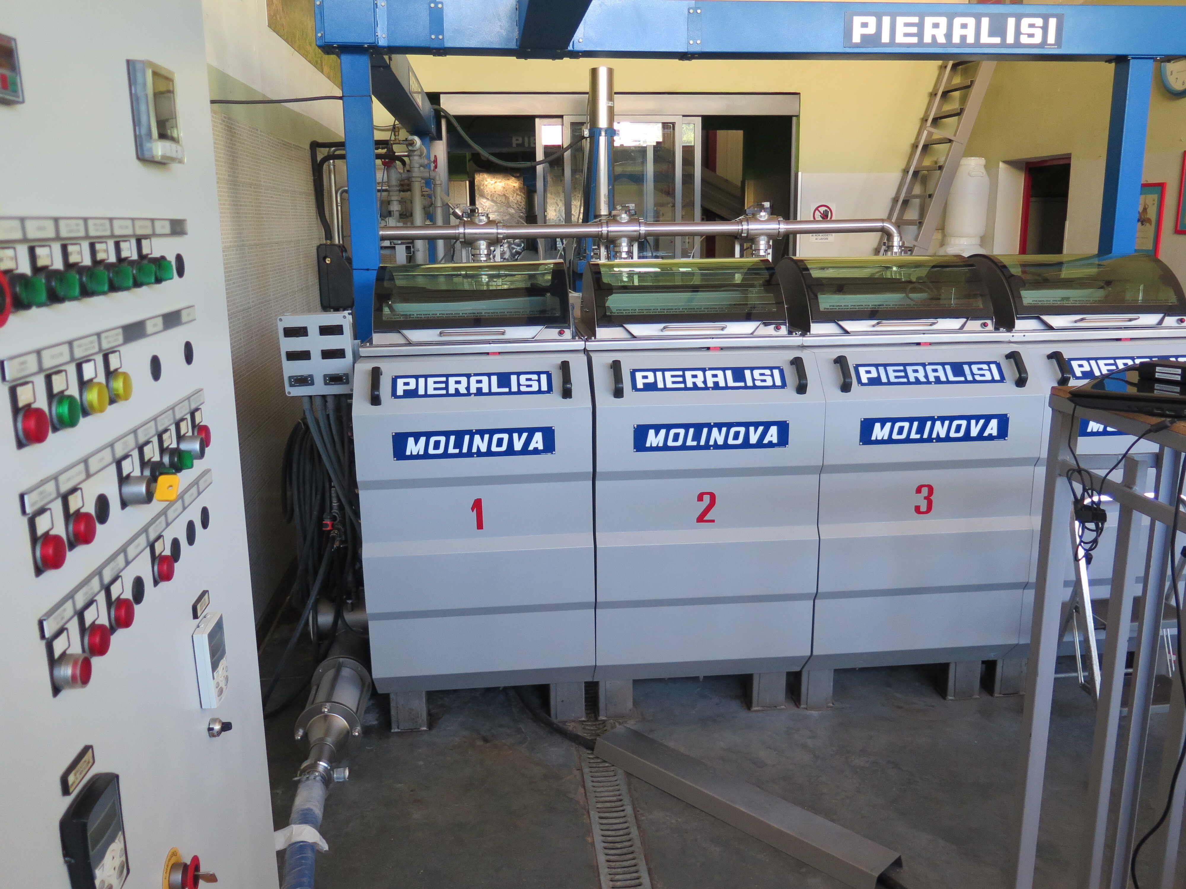State-of-the-art technology reduces oxidation and keeps temperatures low to preserve extra virgin olive oil’s phenolic compounds.