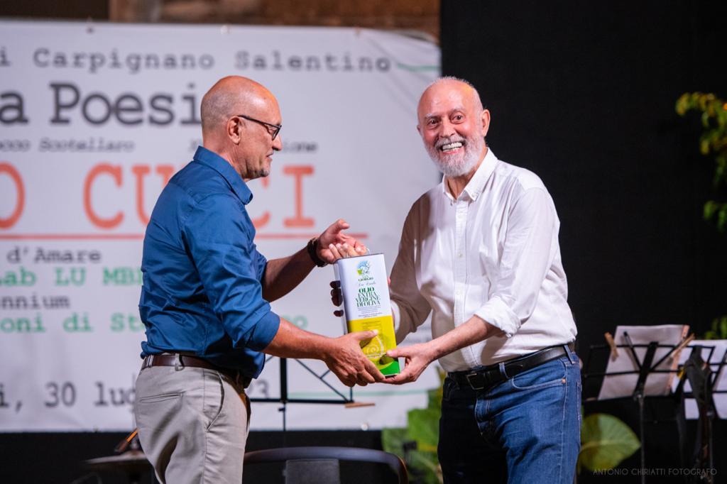 Vittorino Curci (right) was awarded 100 liters of extra virgin olive oil at L’Olio della Poesia.