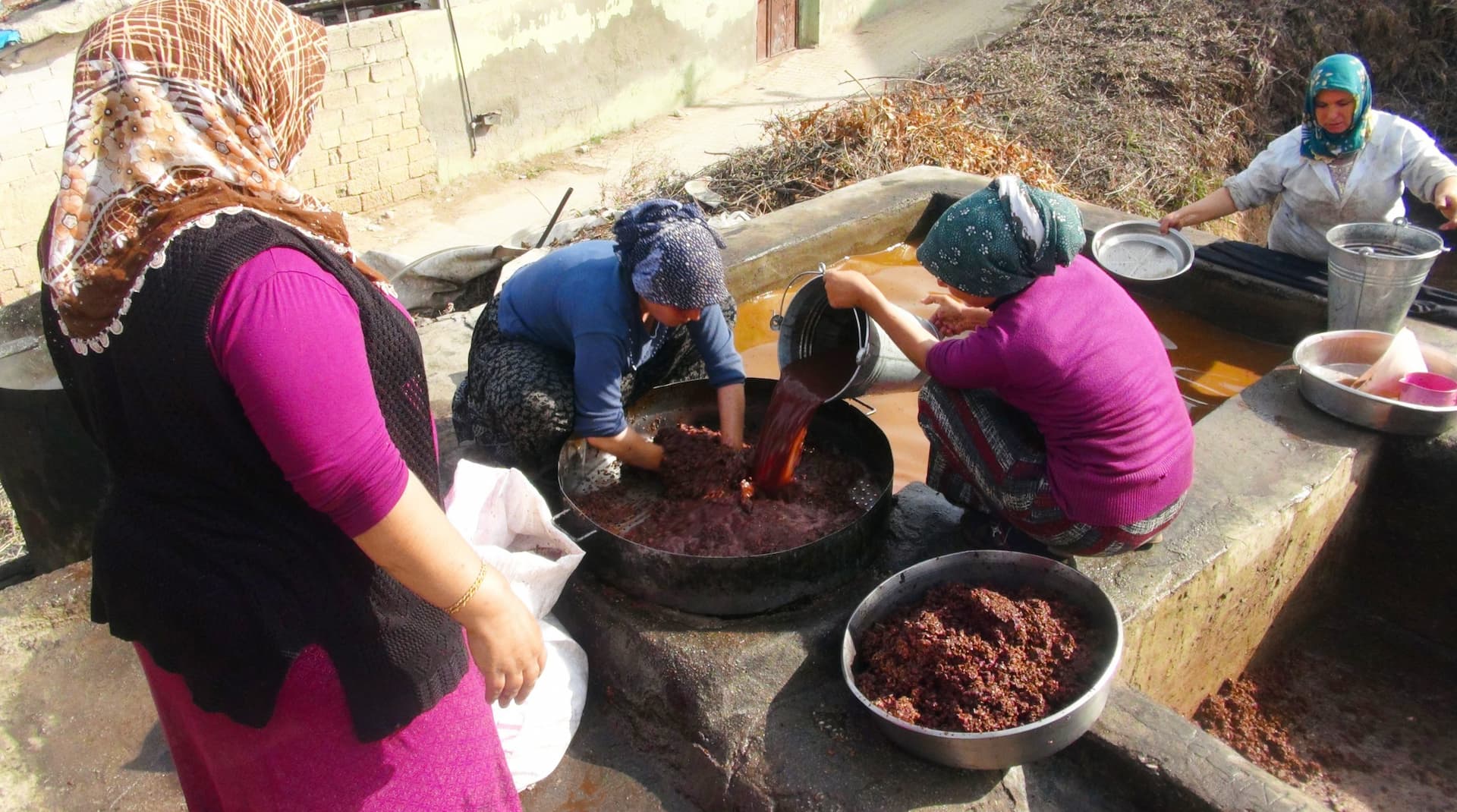 Extracting olive oil with traditional methods. (Photo: Yılmaz Ulus)