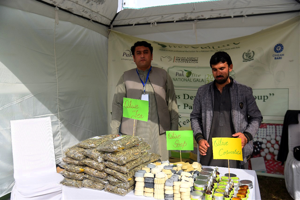 Vendors attended the event, selling their olive oil and olive-derived products. (Photo:PakOlive)