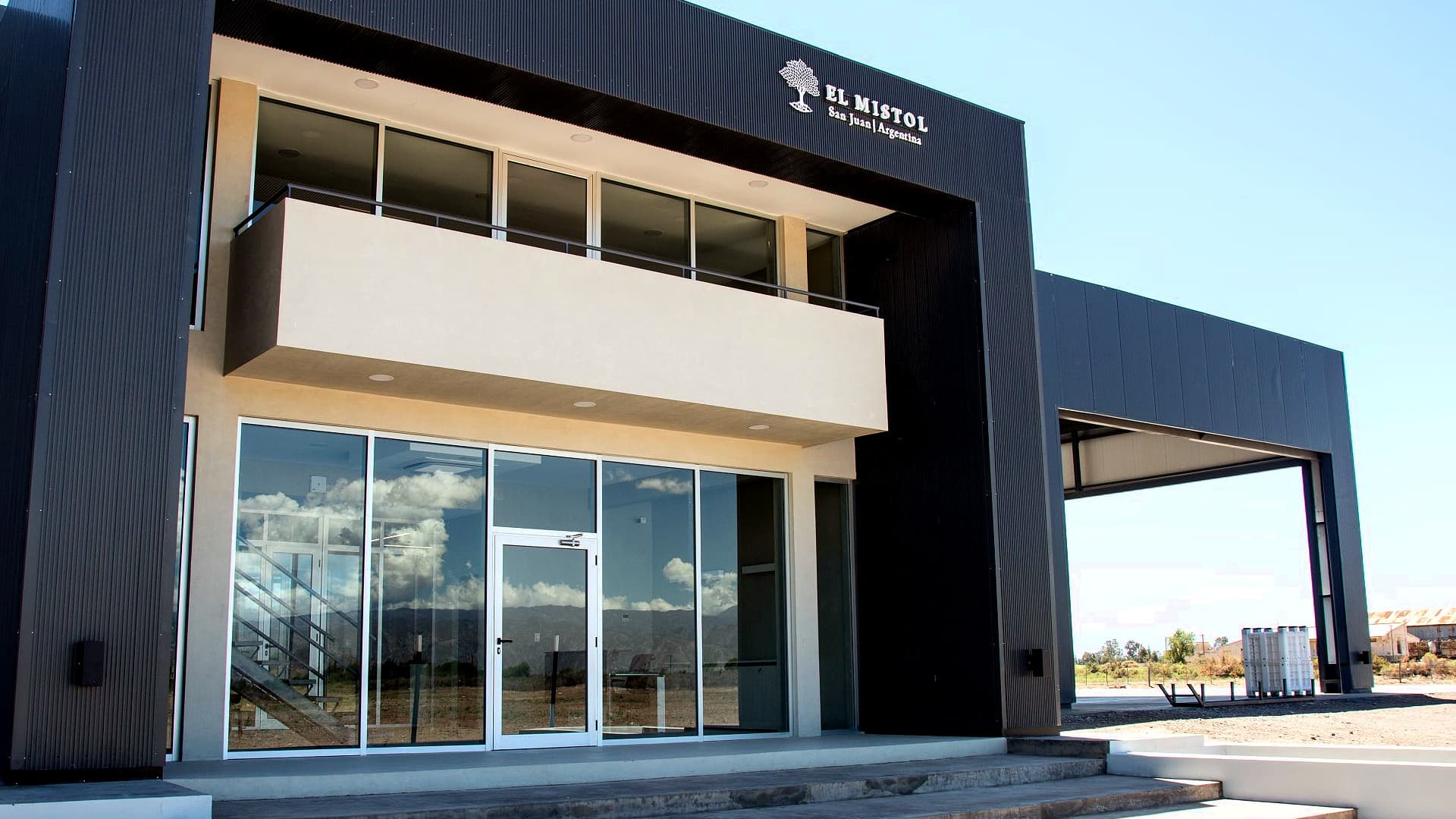 El Mistol’s focus on quality is embodied by their investment in a modern mill a few years ago. (Photo: El Mistol)