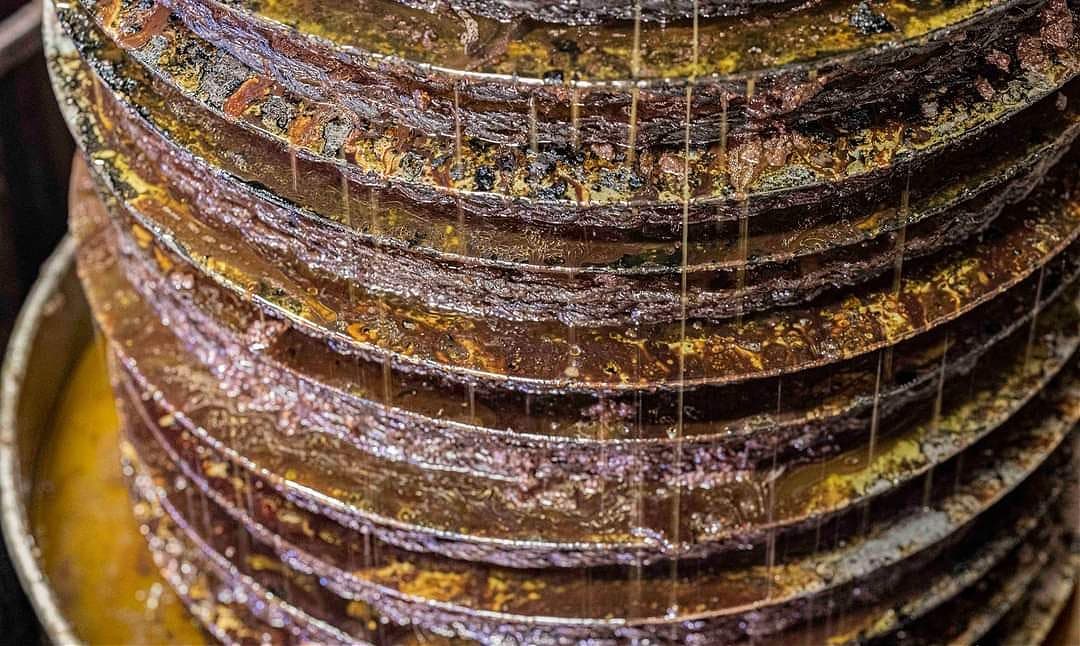 Despite the seven-hour wait, customers celebrate the transparency of the traditional mills. (Photo: Moli D’Oli)