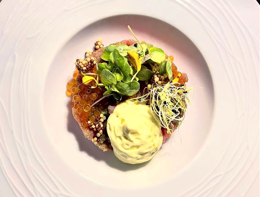 Pruneti Colline di Firenze extra virgin olive oil dresses the Aromatic Salad. (Photo: Extra Floor Restaurant)