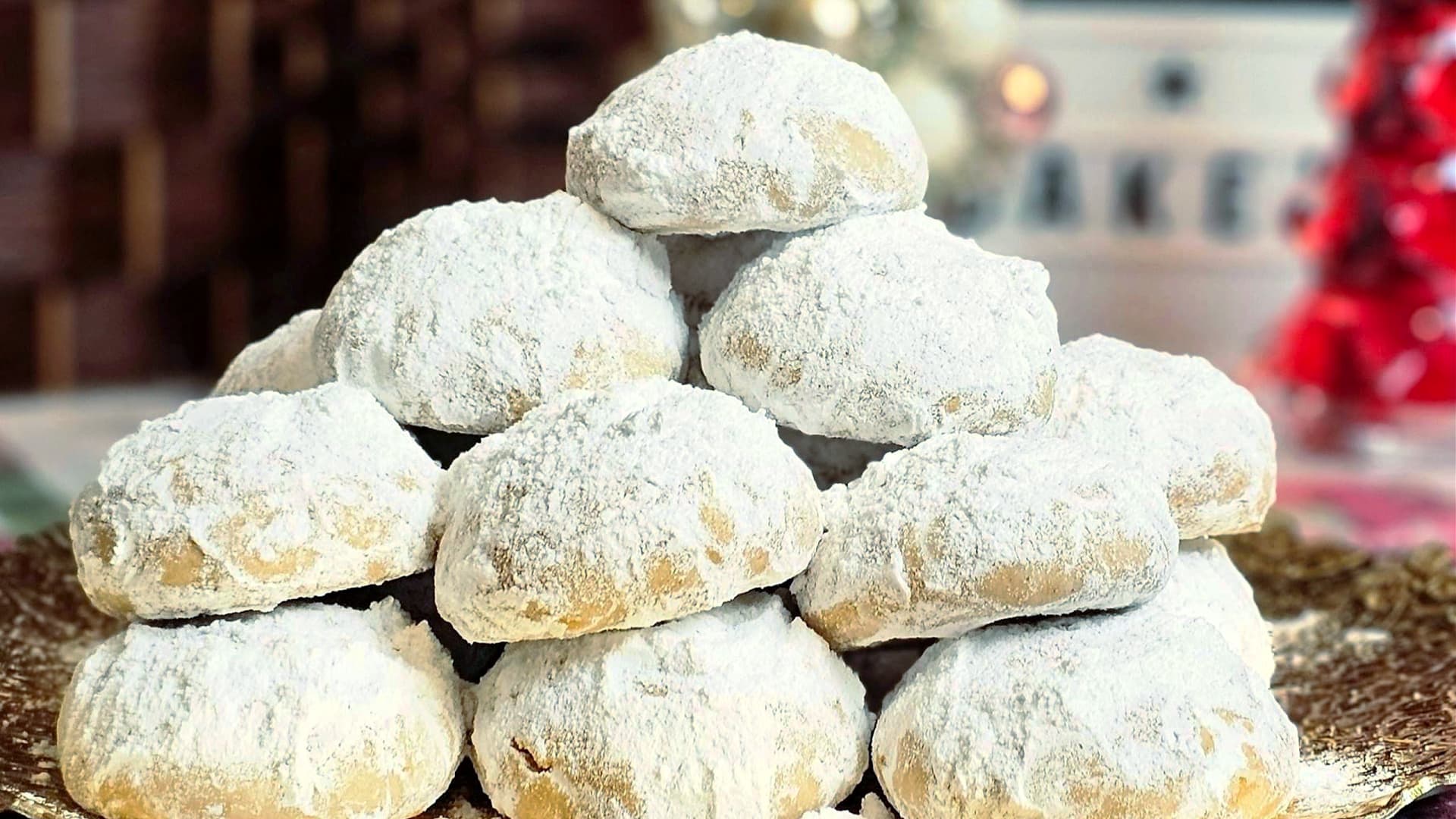 Kourabiedes covered in powdered sugar (Photo: Stratos Petrou via Facebook)