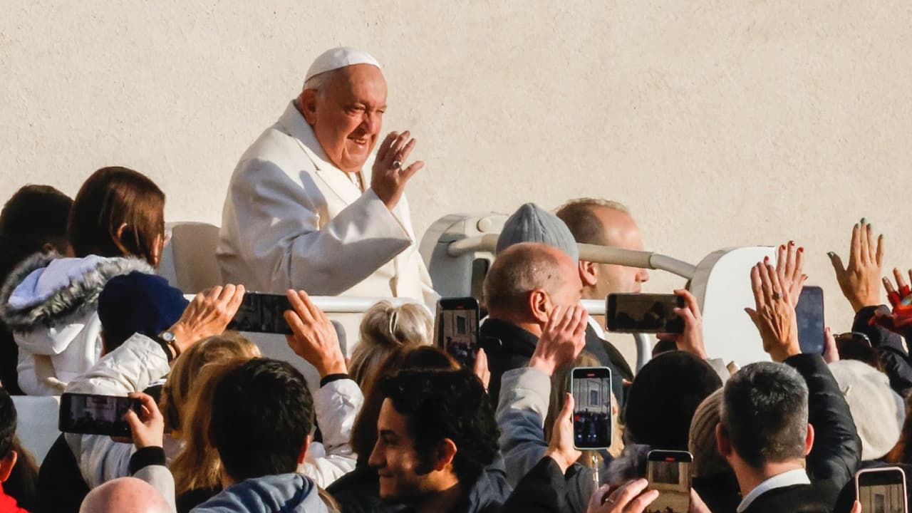 Pope Francis greeted by a crowd of faithful during a recent public appearance on the popemobile. (Photo: Riccardo De Luca)