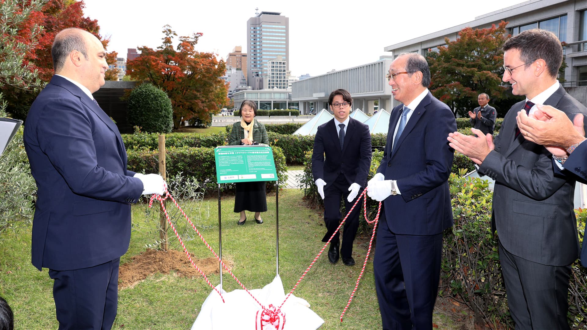 Hiroshima Mayor Kazumi Matsui and Città dell’Olio president Michele Sonnessa unveil a plaque expressing Italy and Japan’s commitment to peace