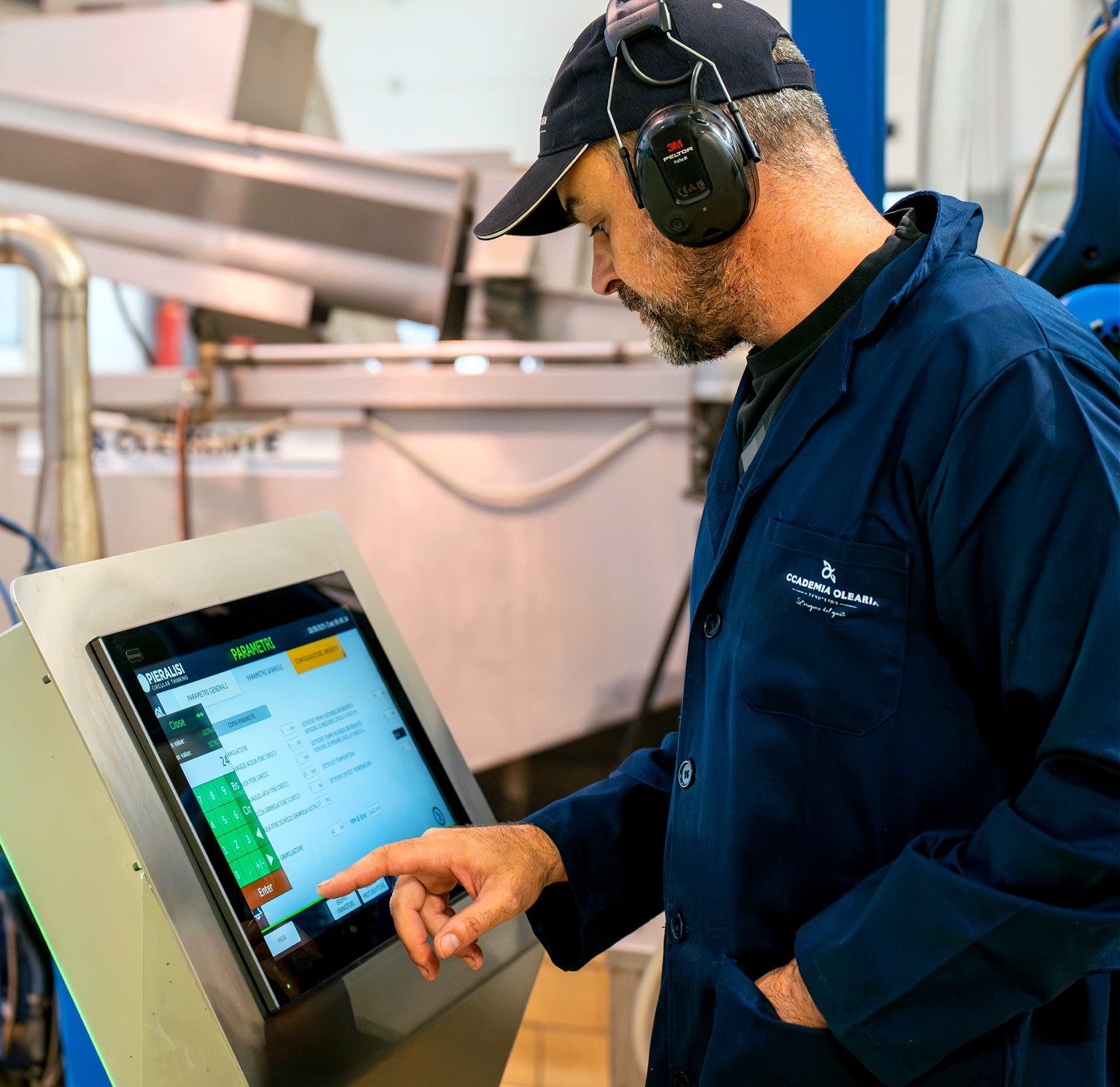 Accademia Olearia pioneered modern milling technology, installing a continuous-cycle olive mill in the 1980s. Today the facility is equipped with latest- generation techology.