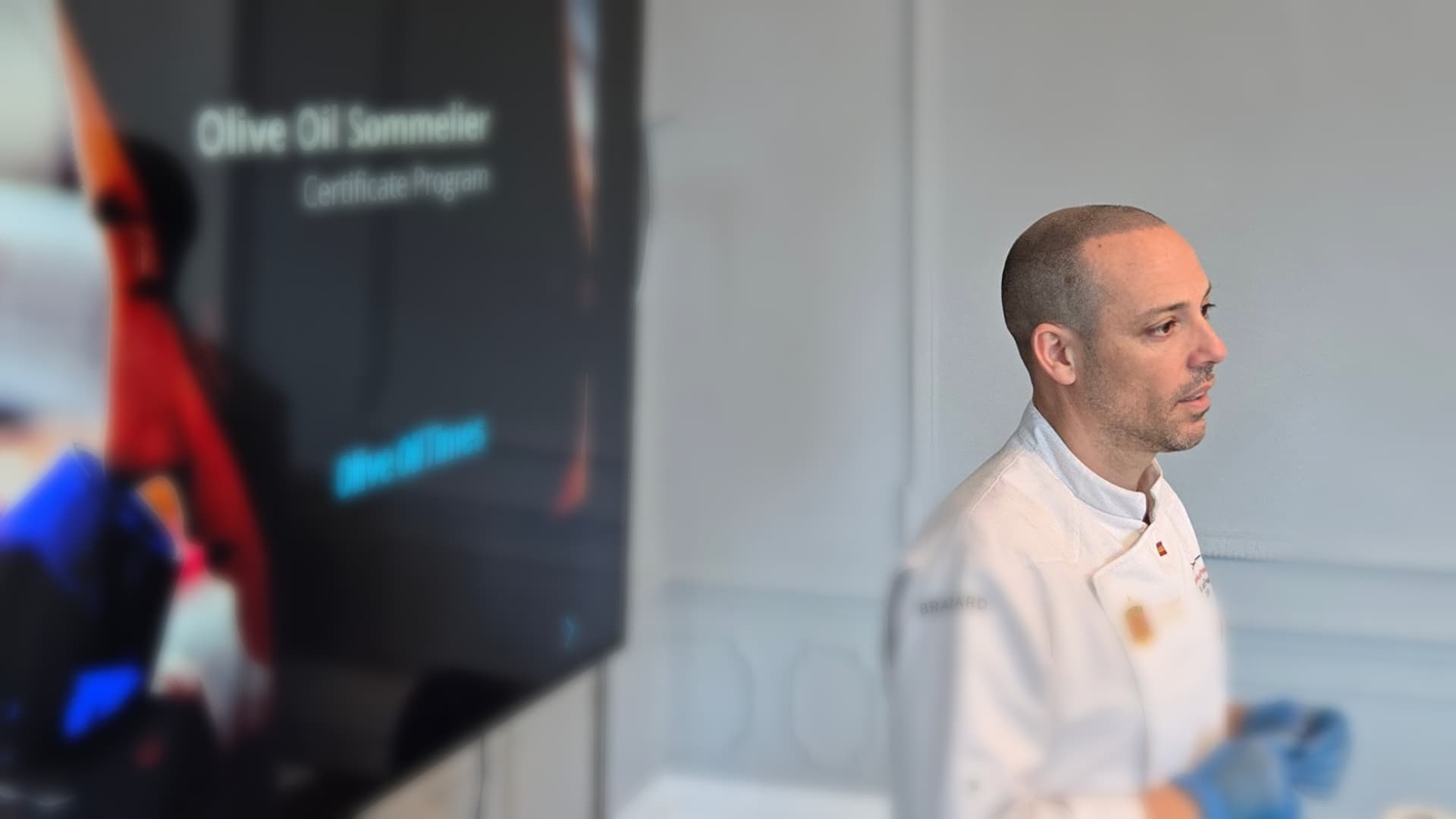 Daniel García Peinado, chef and olive oil ambassador, connects sensory knowledge with the practical use of extra virgin olive oil in professional kitchens.