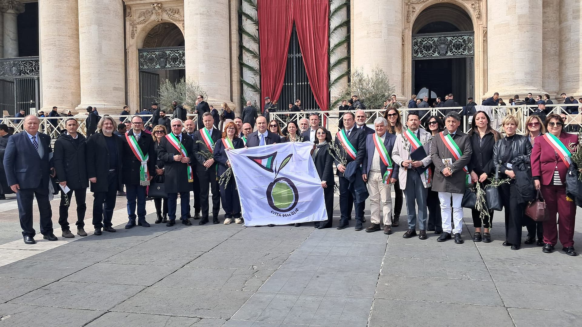 A delegation of representatives of the Olive Oil Cities attended the Palm Sunday mass celebrated by Pope Leo XIV. (Photo by Città dell’Olio)