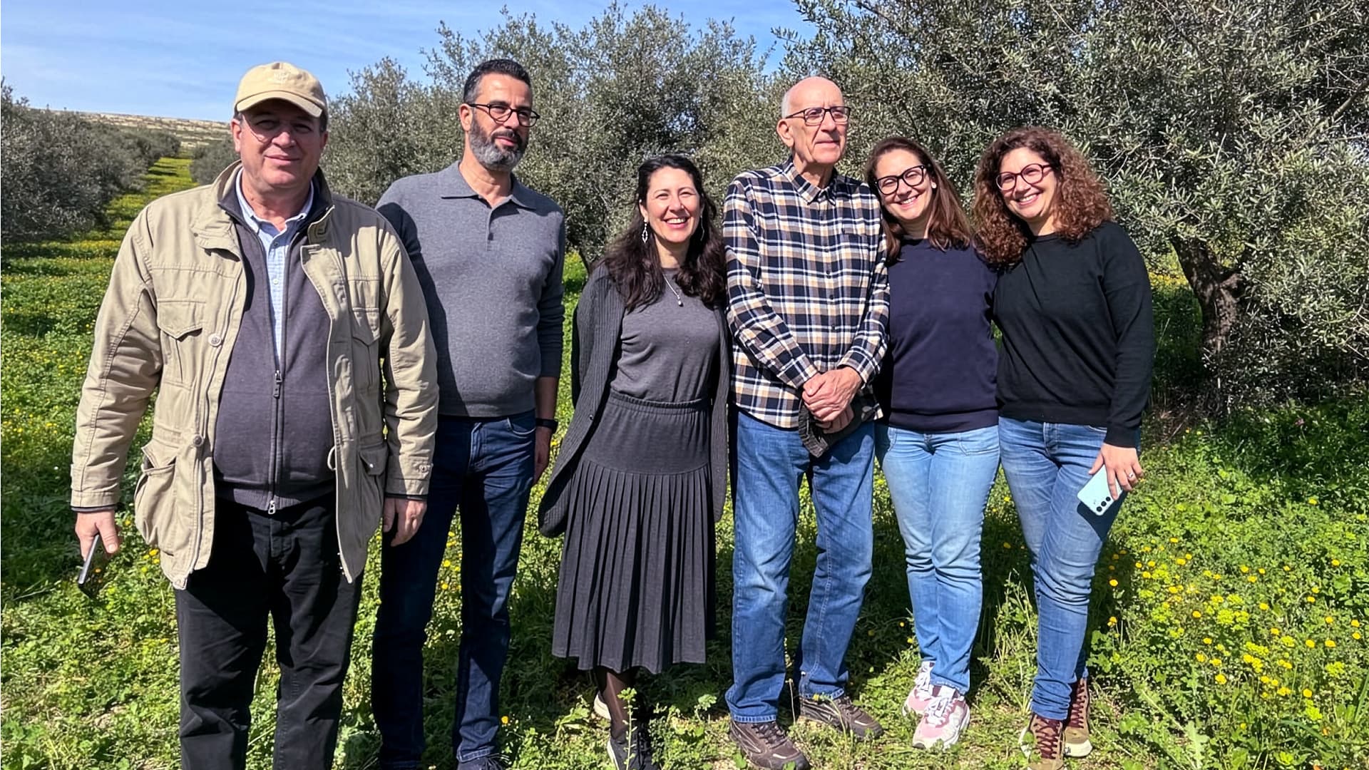 Afet y Selima Ben Hamouda con su familia en su olivar del noreste de Túnez, donde desarrollaron A&S Olive Oil antes de unirse al colectivo FUDS, impulsor de UNNA.