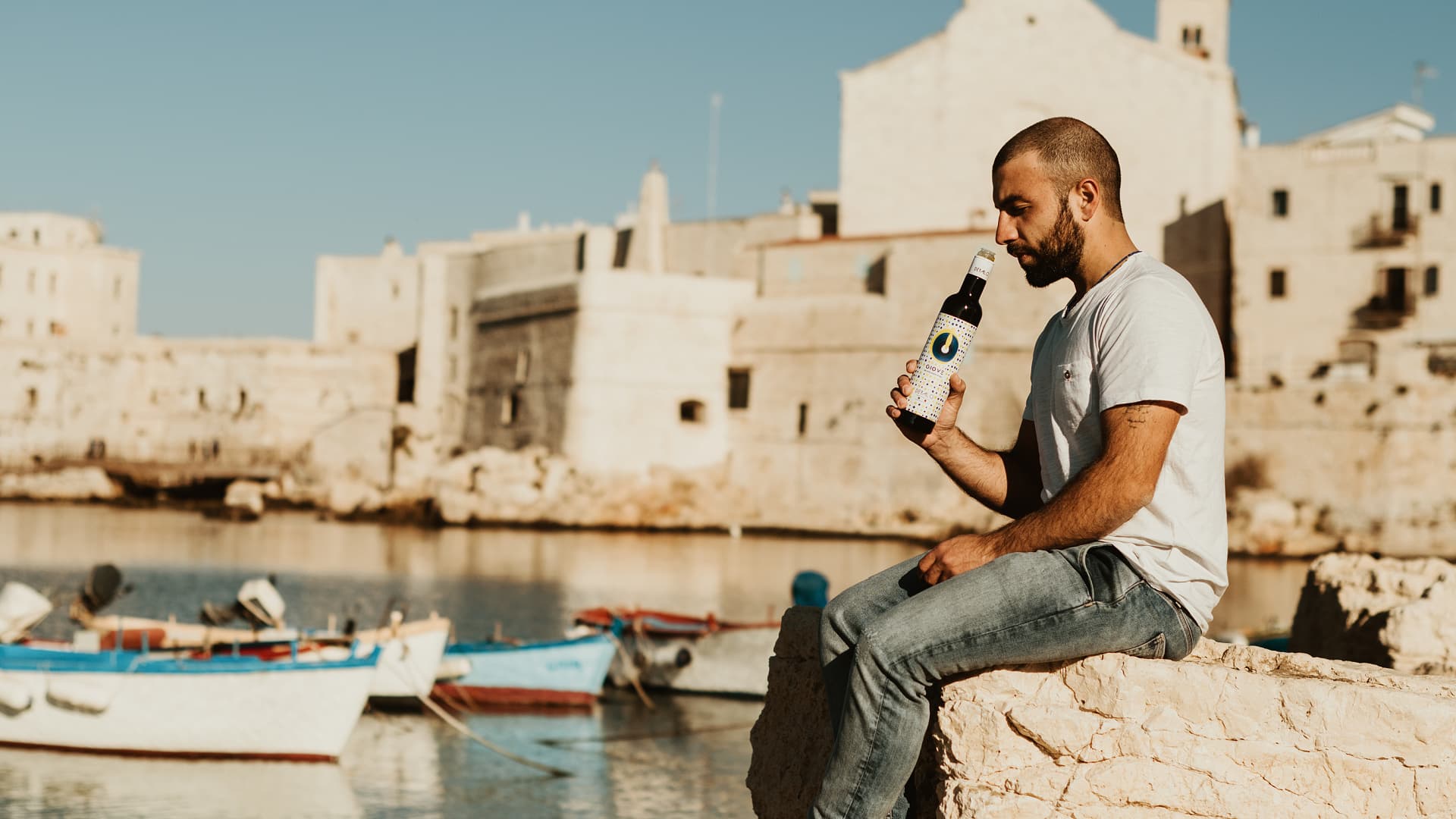 Savino De Palo and his father Luigi host oleourist experience on their farm and actively promote the area, driven by a strong bond with the seaside village of Giovinazzo.