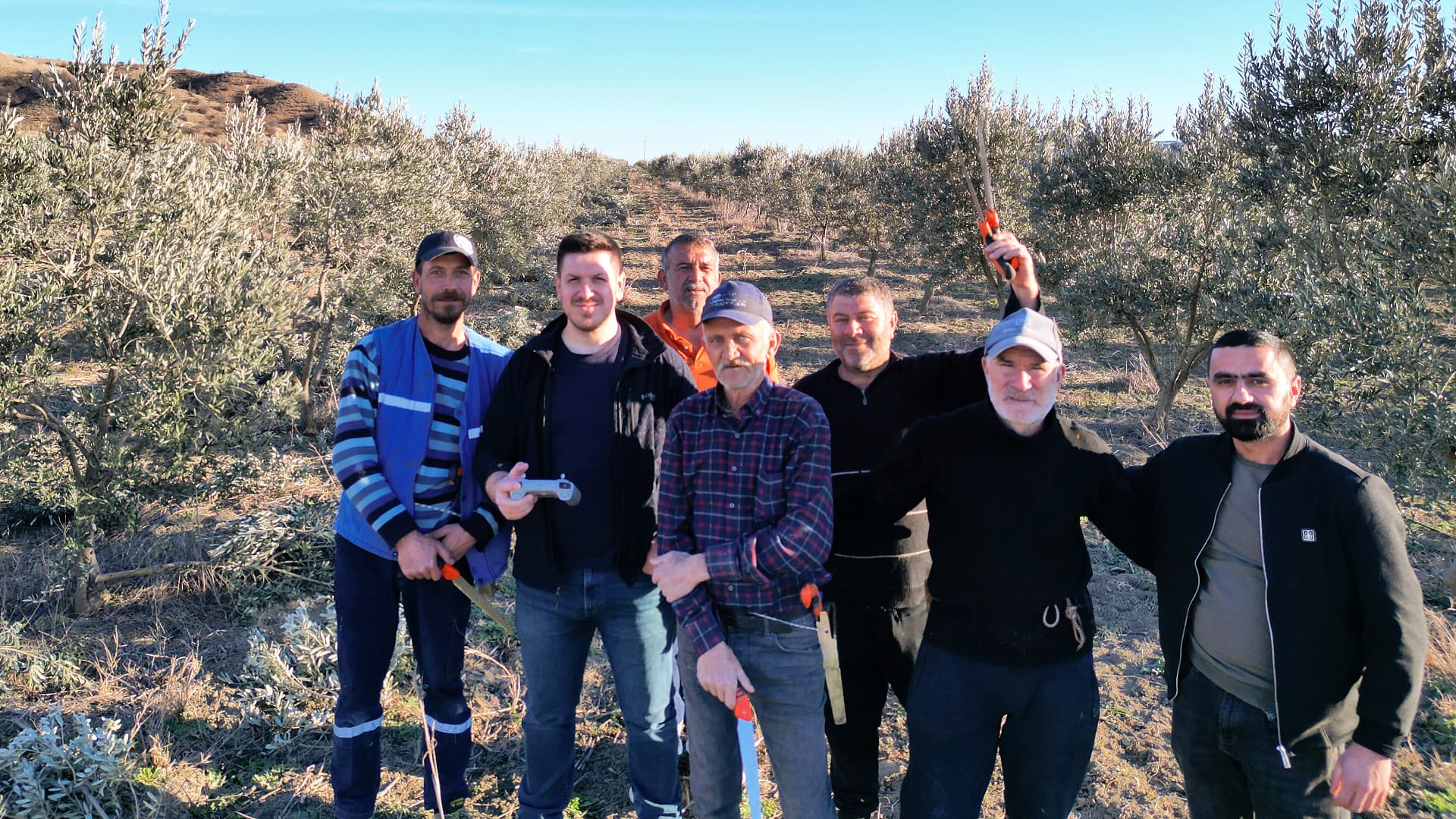 Kemal Kahraman, director ejecutivo de Georgian Olive Oil, se une a los trabajadores durante la poda estacional en uno de los olivares de la empresa en Georgia, donde se considera que una gestión cuidadosa es esencial para proteger los árboles de las duras condiciones invernales.