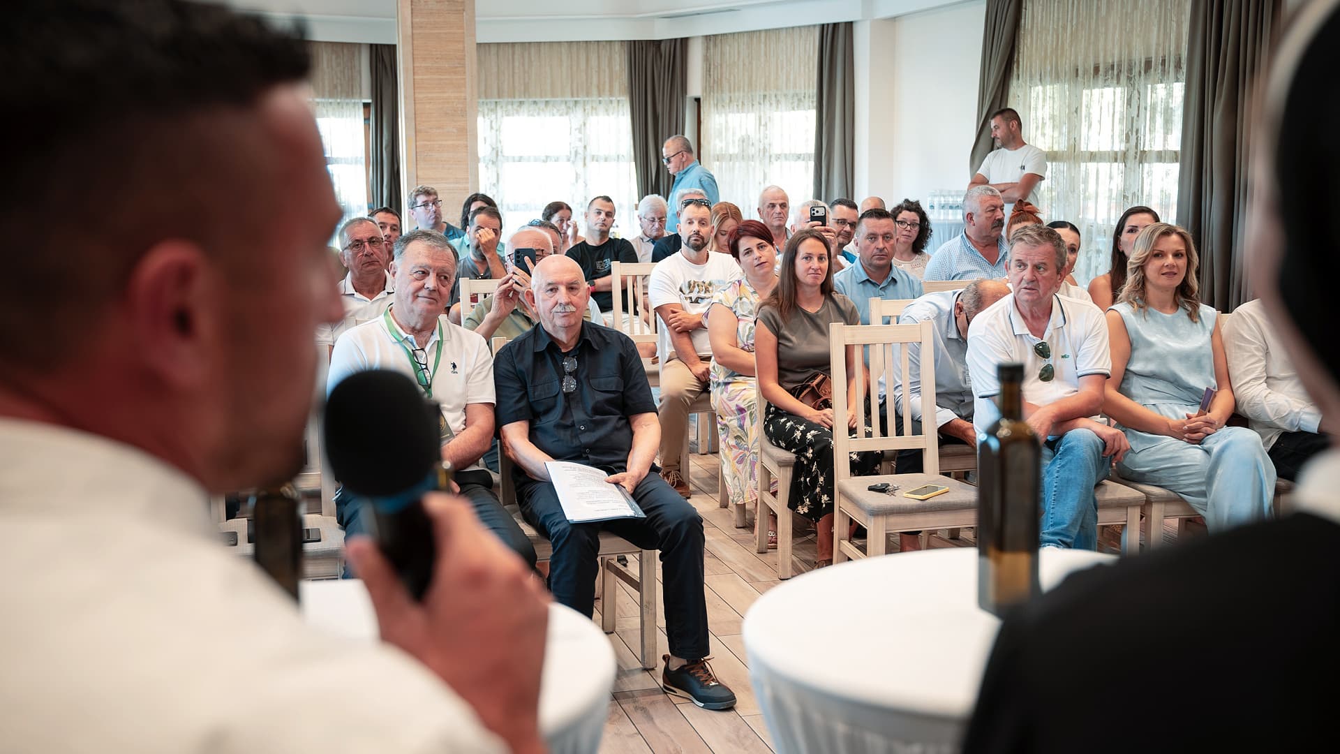 Sudionici se okupljaju na panel-raspravi o predloženoj regionalnoj inicijativi za maslinovo ulje "Blagi Jadrana" na festivalu Herz Olive Fest u Mostaru.