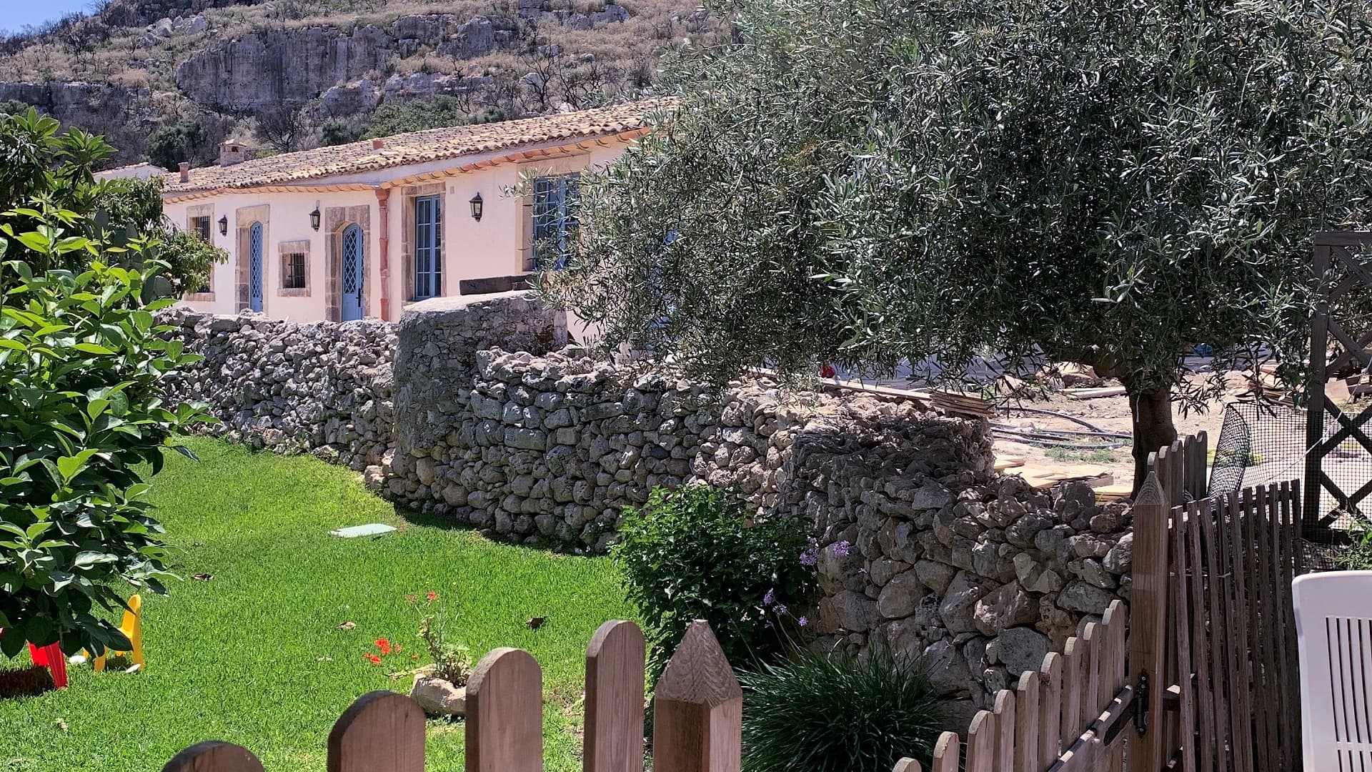 At the foothills of the Climiti mountains, Santacatrini’s dry stone walls are built from the area’s white limestone.