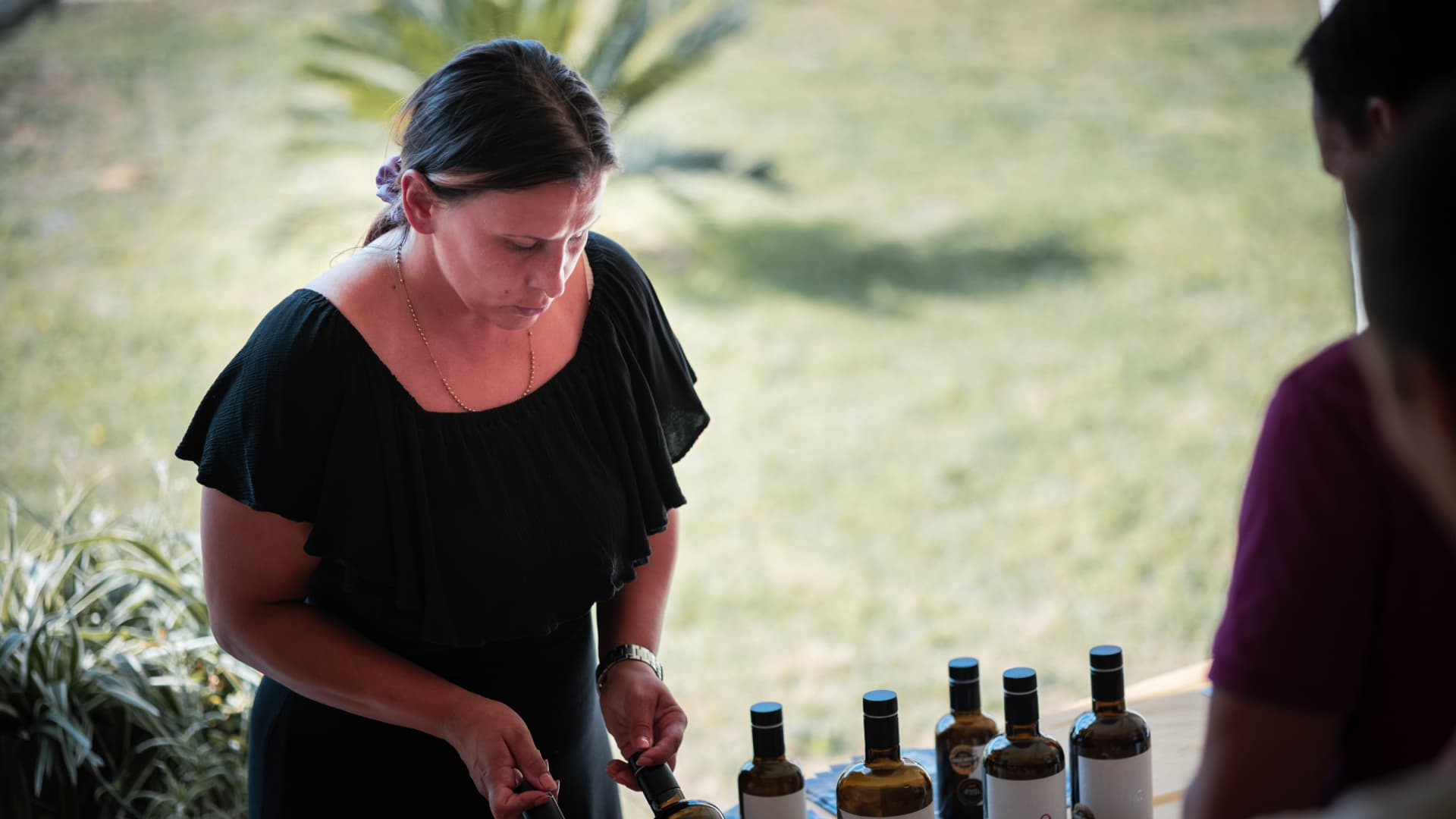 Maslinova ulja pripremljena su za kušanje na festivalu Herz Olive Fest, gdje su sudionici raspravljali o predloženom regionalnom žigom kvalitete "Blagi Jadrana".