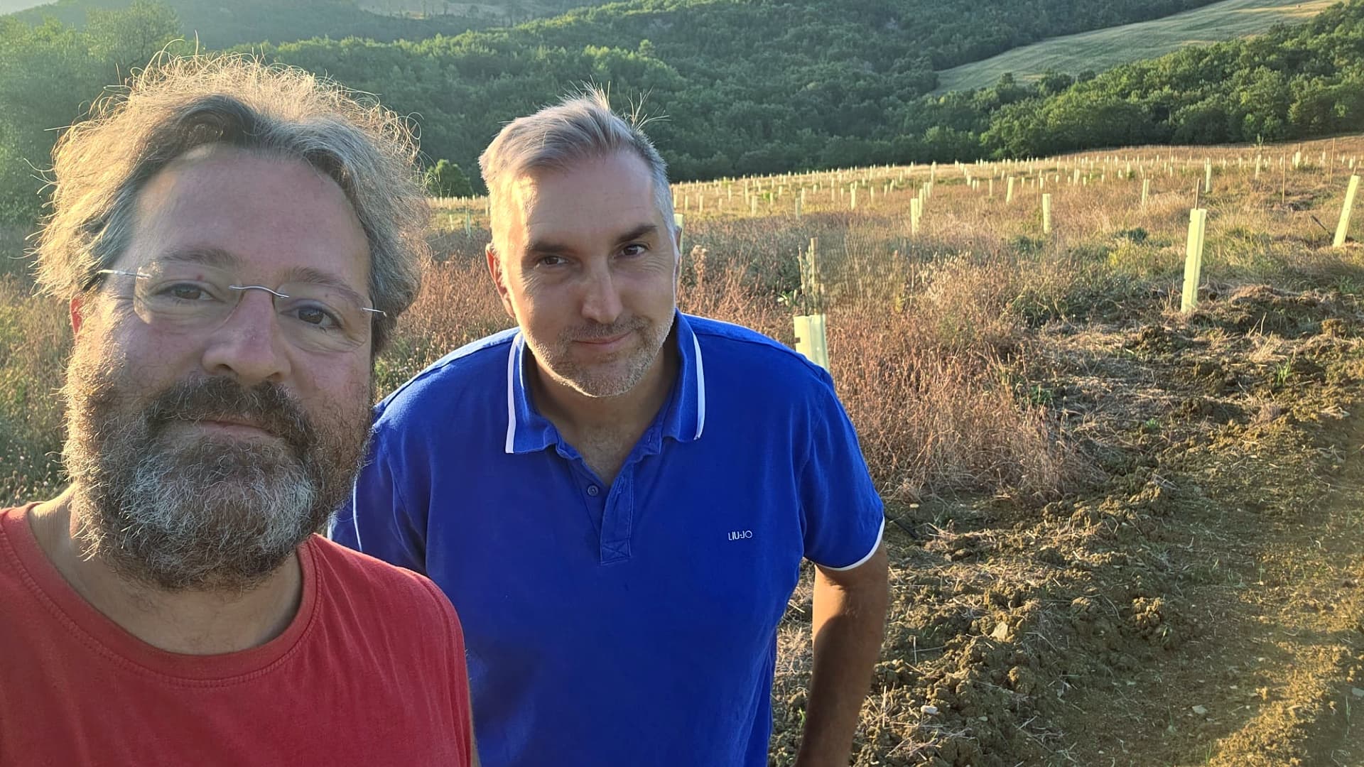 With the young plantings of Domus Olear∑ in the background, technical coordinator Roberto Mariotti (right) and Silvano Di Murro of the Di Murro farm in Gubbio, which hosts the CNR-IBBR-managed collection.