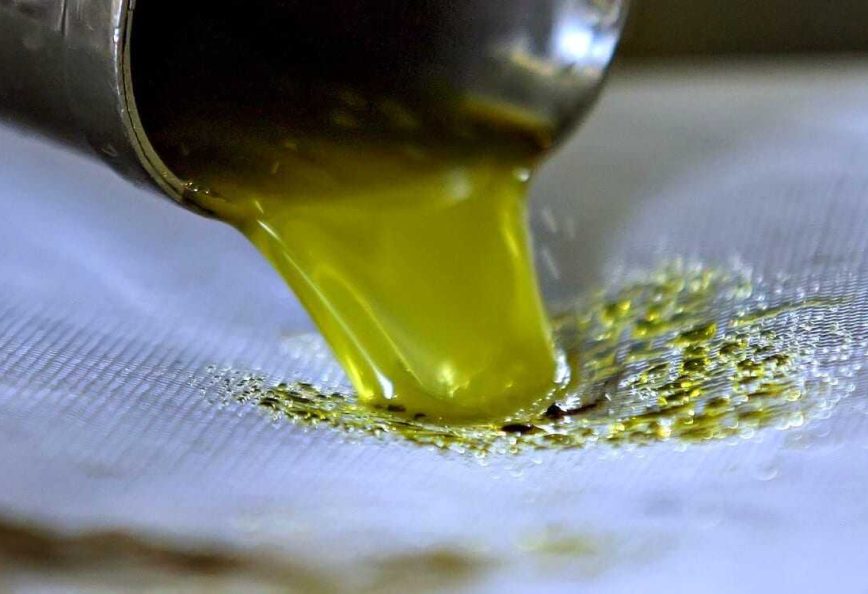 Оливковое масло имеет. Оливковое масло. Оливковое масло в металлических канистрах. Оливковое масло в железных канистрах. Подсолнечное масло фото.